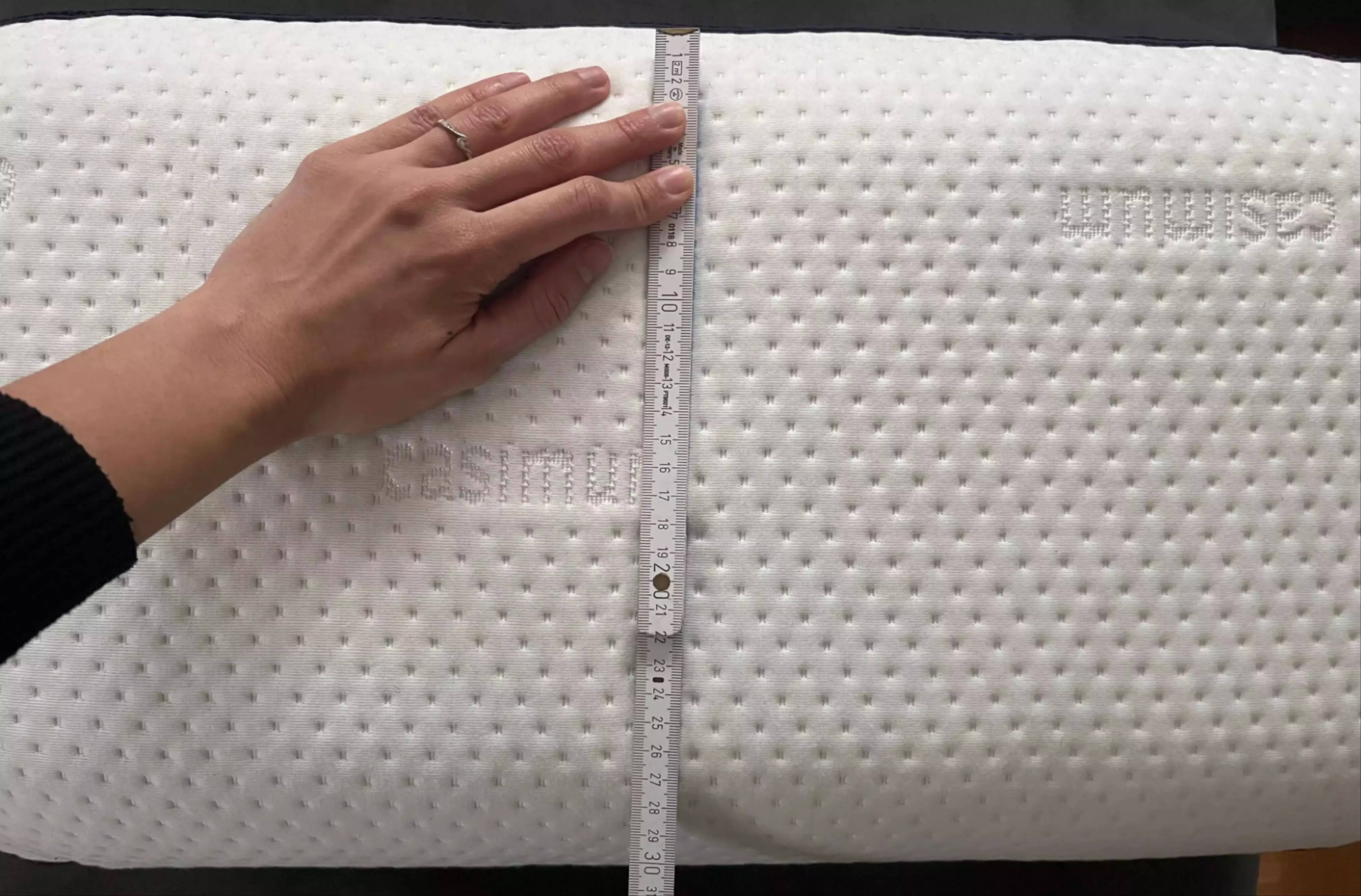 Das Kissen ist 61 cm lang... Bild: © Sleep Hero